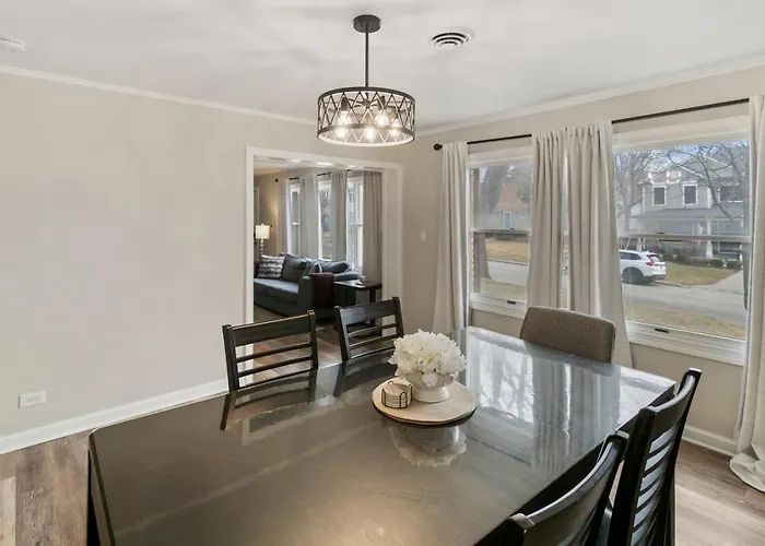 Modern Near Dt And Naval Base Libertyville