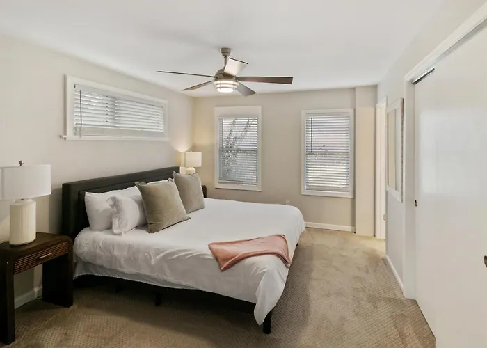 Modern Near Dt And Naval Base Libertyville