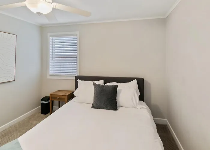 Modern Near Dt And Naval Base Holiday home *