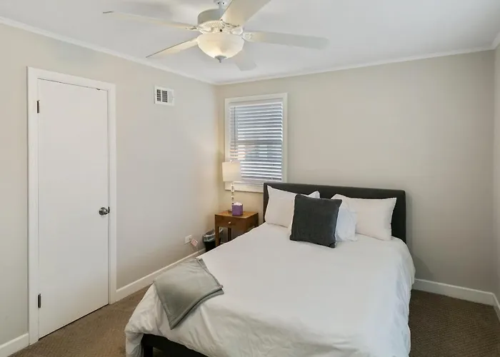 Modern Near Dt And Naval Base Holiday home