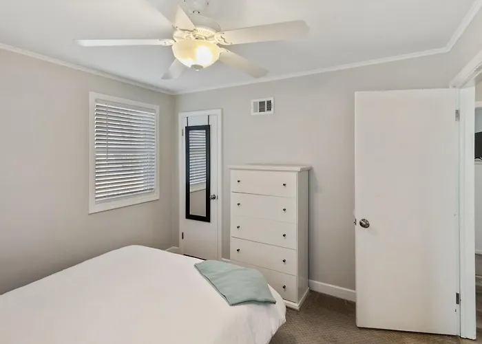 Modern Near Dt And Naval Base Libertyville