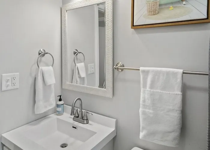 Modern Near Dt And Naval Base Holiday home *