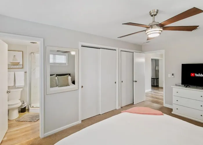 Modern Near Dt And Naval Base * Libertyville