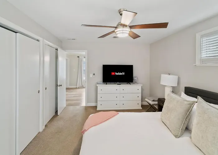 Holiday home Modern Near Dt And Naval Base Libertyville
