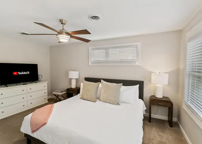 Modern Near Dt And Naval Base Holiday home