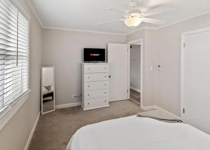 Modern Near Dt And Naval Base Holiday home