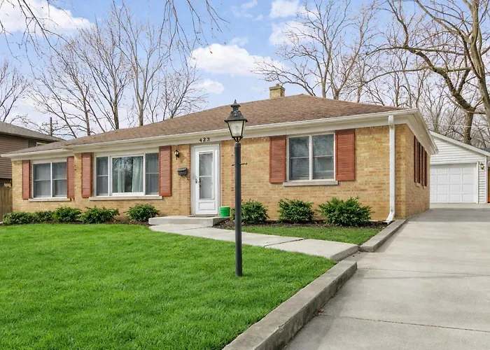 Modern Near Dt And Naval Base * Libertyville
