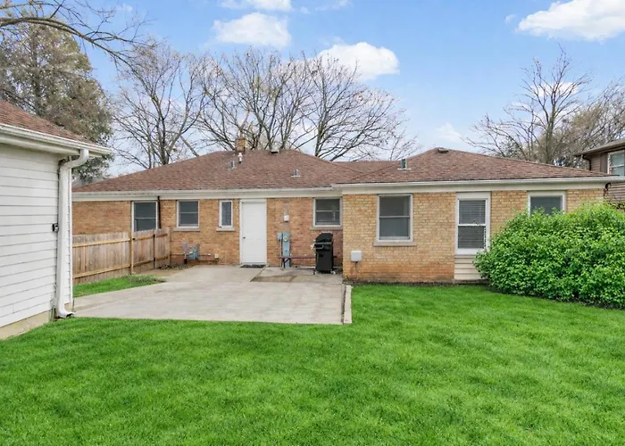 Modern Near Dt And Naval Base Holiday home Libertyville